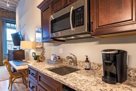 Hip Urban Loft - Small Town Charm - 124 Lofts #1 West Dundee Екстер'єр фото